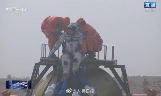 翟志刚出舱感觉良好 翟志刚出舱感觉良好